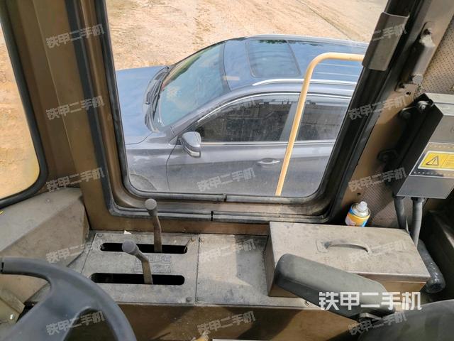 駕駛室內(nèi)部(駕駛室部分) 駕駛室內(nèi)部(駕駛室部分)