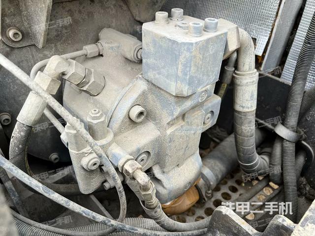 液壓泵艙室正面整體(整機外觀) 液壓泵艙室正面整體(整機外觀)