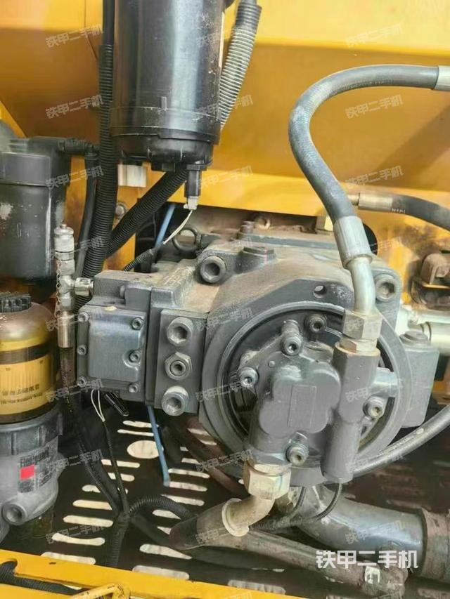 液壓泵艙室正面整體(整機外觀) 液壓泵艙室正面整體(整機外觀)