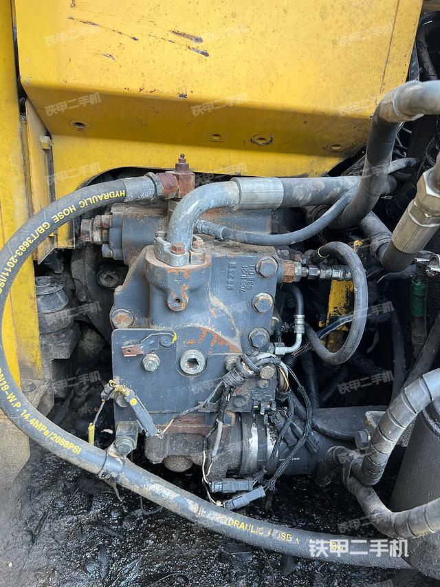 液压泵舱室正面整体（整机外观）