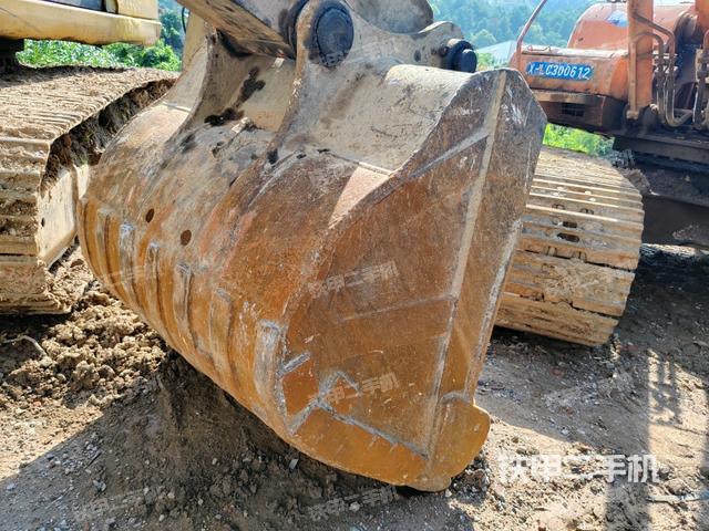 大臂根部 斜视(工作和回转装置) 大臂根部 斜视(工作和回转装置)