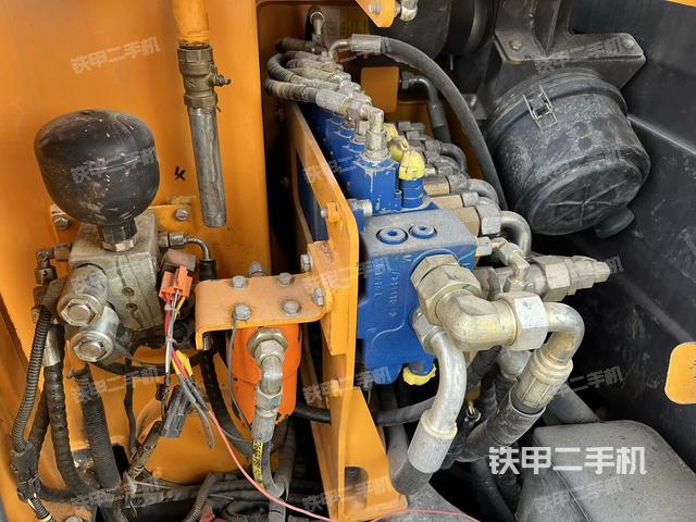 回轉(zhuǎn)馬達(dá)和主控閥(整機(jī)外觀) 回轉(zhuǎn)馬達(dá)和主控閥(整機(jī)外觀)