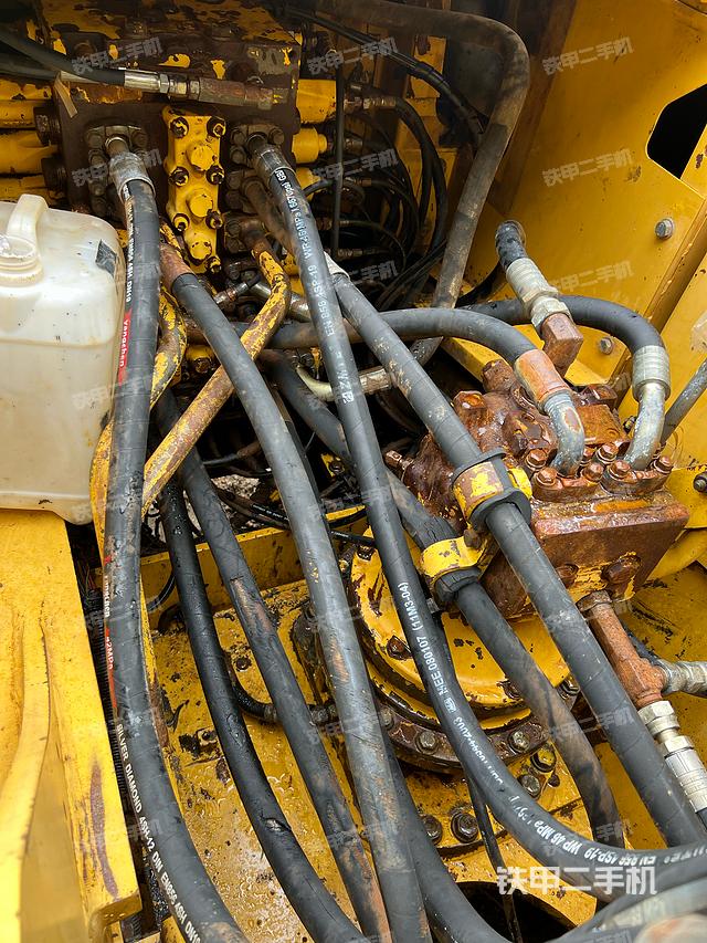 回转马达和主控阀（整机外观）