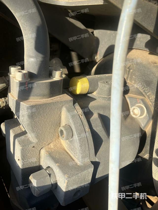 液壓泵艙室正面整體(整機(jī)外觀) 液壓泵艙室正面整體(整機(jī)外觀)