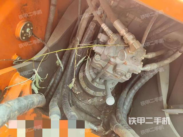 回轉馬達和主控閥(整機外觀) 回轉馬達和主控閥(整機外觀)