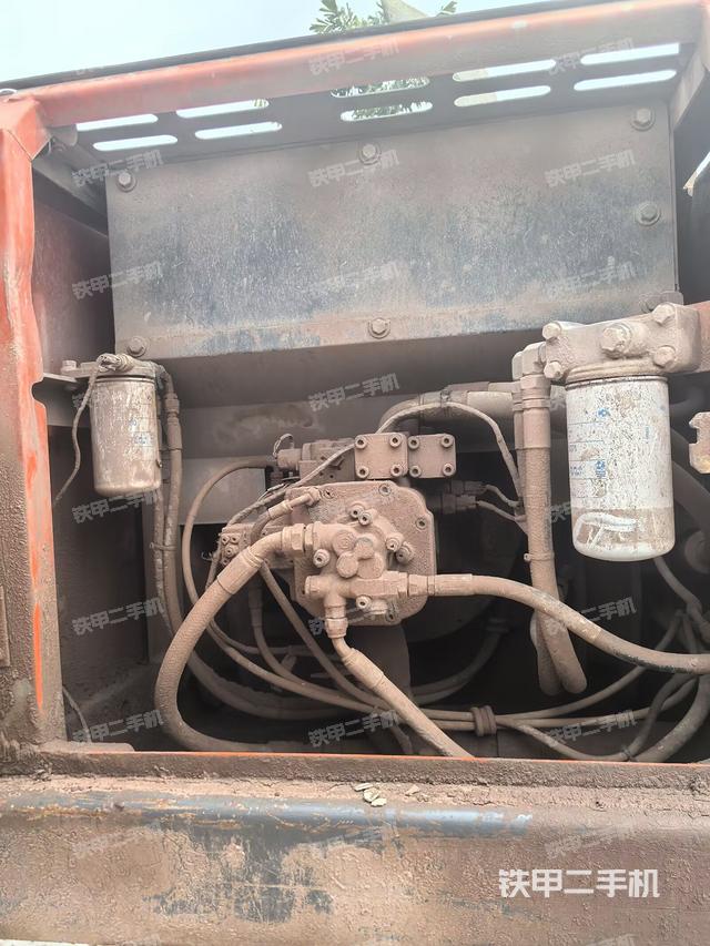 液压泵舱室正面整体（整机外观）