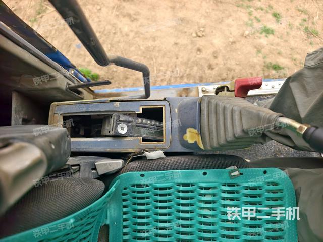 座椅左側(cè)控制臺(tái)/音響/含左手柄（駕駛室部分）