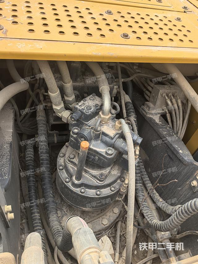 回转马达和主控阀(整机外观) 回转马达和主控阀(整机外观)