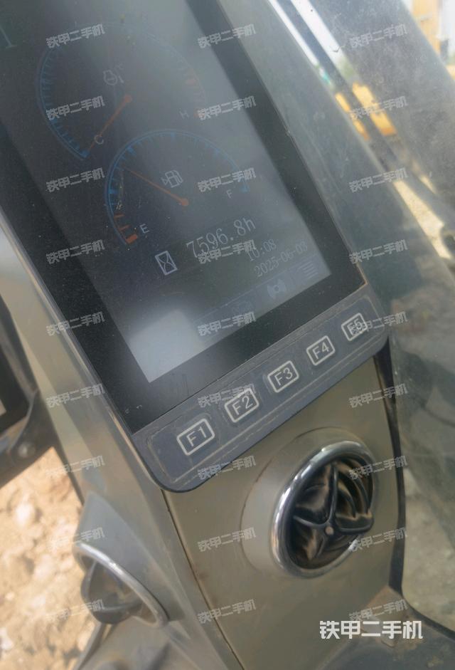 駕駛室整體(整機(jī)外觀) 駕駛室整體(整機(jī)外觀)