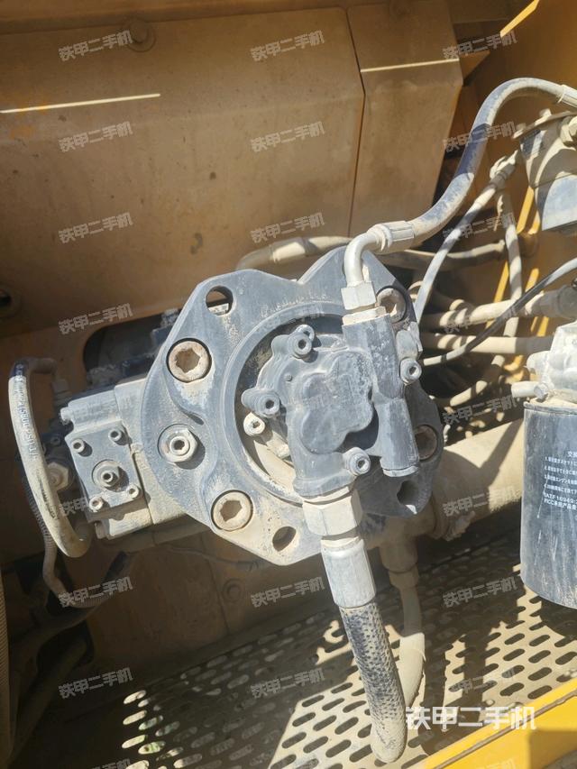 液壓泵艙室正面整體(整機(jī)外觀) 液壓泵艙室正面整體(整機(jī)外觀)