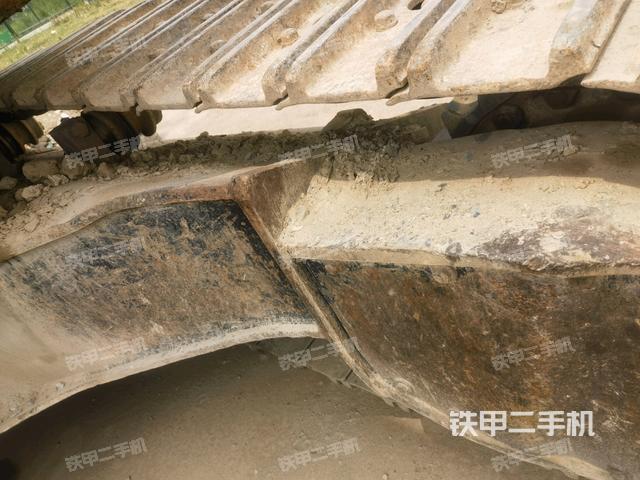 單側(cè)履帶整體(整機(jī)外觀) 單側(cè)履帶整體(整機(jī)外觀)