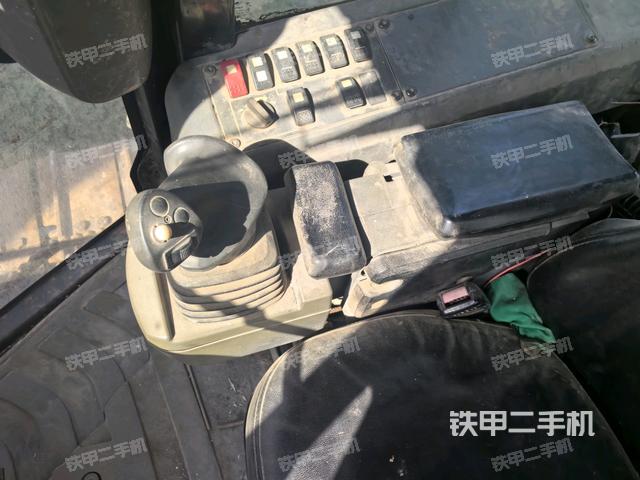 操作手柄右(推土機駕駛室) 操作手柄右(推土機駕駛室)