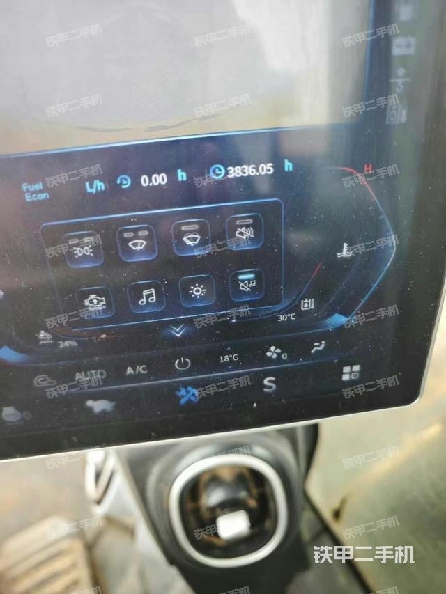 駕駛室整體(整機(jī)外觀) 駕駛室整體(整機(jī)外觀)