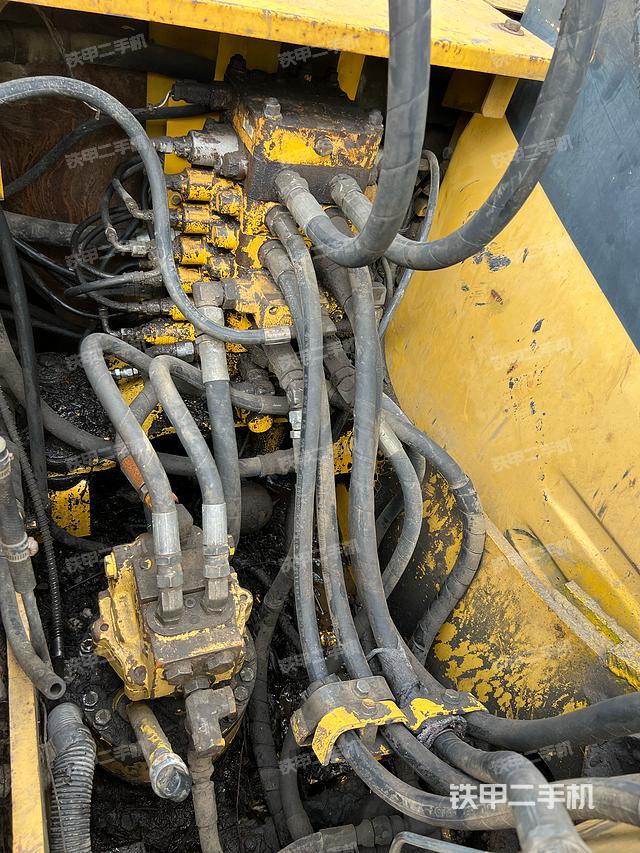 回转马达和主控阀（整机外观）