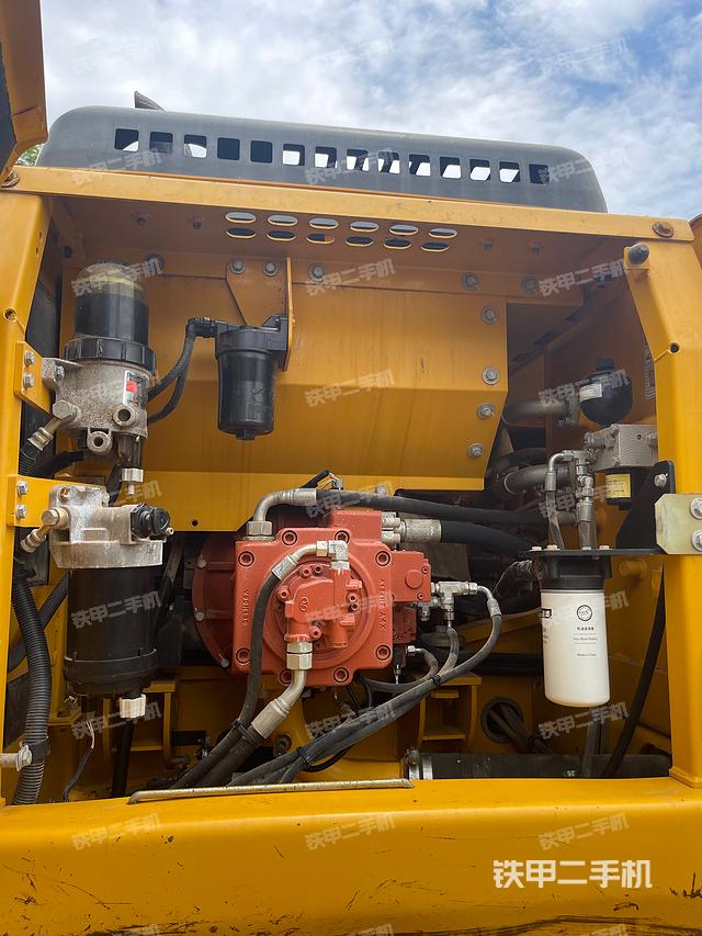 液压泵舱室正面整体（整机外观）