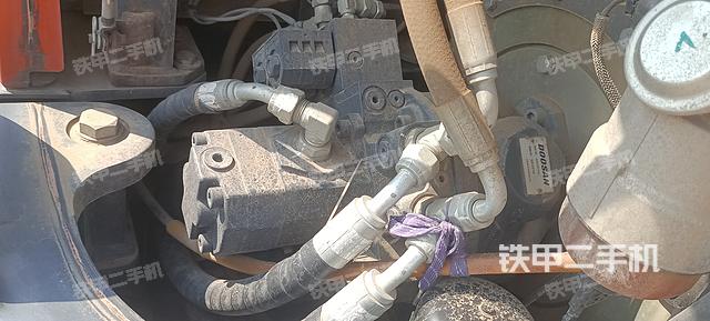 液压泵舱室正面整体（整机外观）