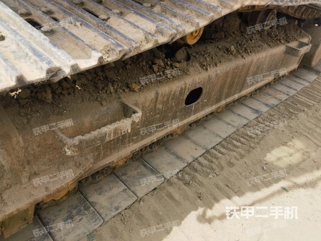 單側(cè)履帶整體(整機(jī)外觀) 單側(cè)履帶整體(整機(jī)外觀)