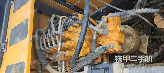 回转马达和主控阀（整机外观）