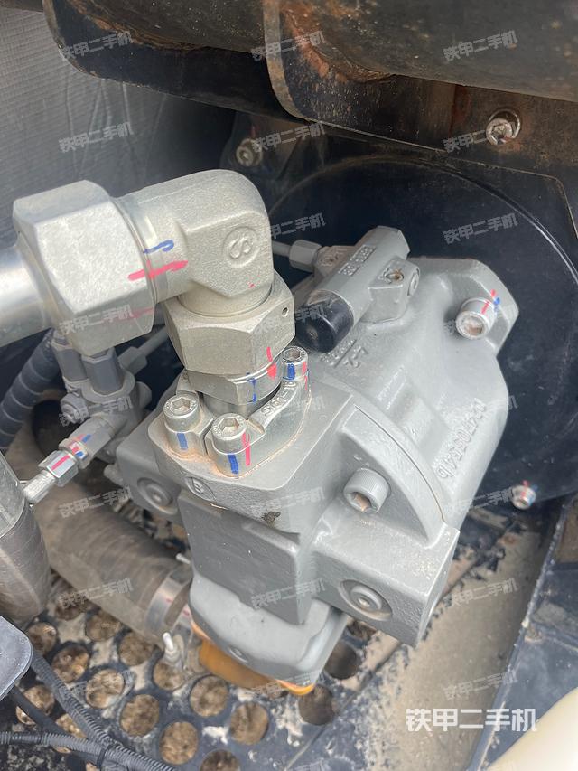 液压泵舱室正面整体（整机外观）