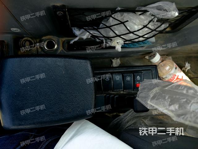 座椅右側(cè)控制臺(tái)/鑰匙門/油門/含右手柄(駕駛室部分) 座椅右側(cè)控制臺(tái)/鑰匙門/油門/含右手柄(駕駛室部分)