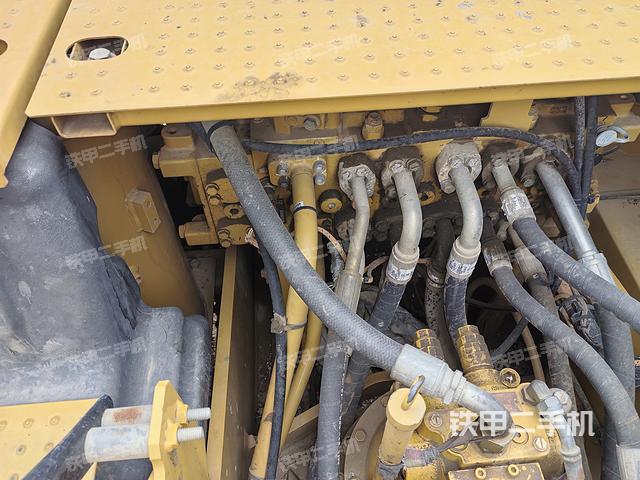 液压泵舱室正面整体（整机外观）