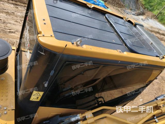 駕駛室頂部(整機(jī)外觀) 駕駛室頂部(整機(jī)外觀)