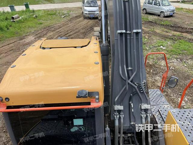 駕駛室頂部(整機(jī)外觀) 駕駛室頂部(整機(jī)外觀)