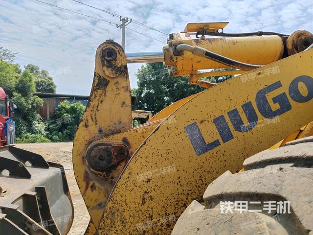 铲斗油缸侧面(工作装置) 铲斗油缸侧面(工作装置)