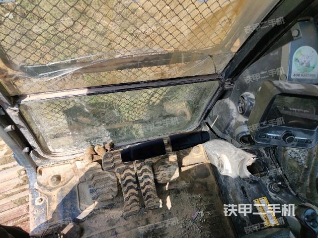 行走控制手柄和踏板?俯拍(駕駛室部分) 行走控制手柄和踏板?俯拍(駕駛室部分)