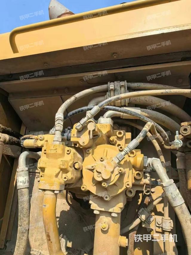 液壓泵艙室正面整體(整機(jī)外觀) 液壓泵艙室正面整體(整機(jī)外觀)