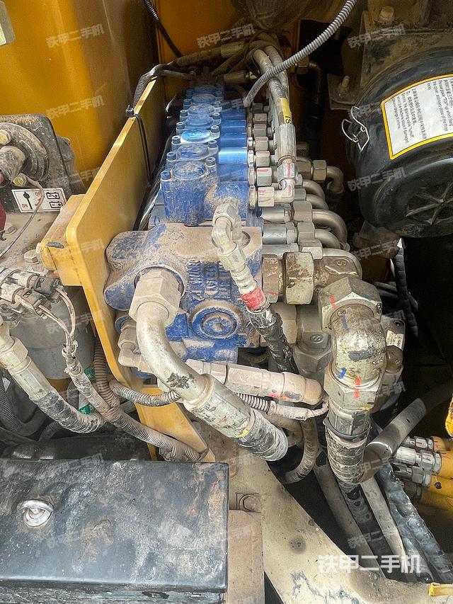 回转马达和主控阀（整机外观）