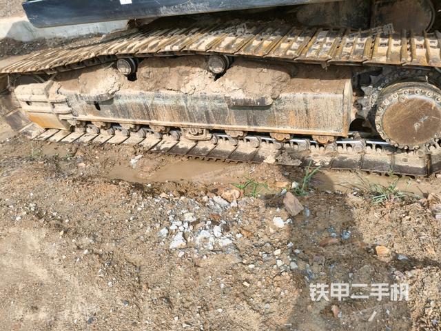 單側(cè)履帶整體(整機(jī)外觀) 單側(cè)履帶整體(整機(jī)外觀)