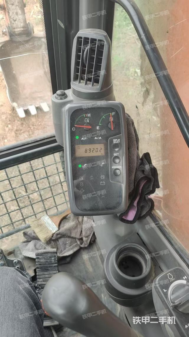 駕駛室整體(整機外觀) 駕駛室整體(整機外觀)