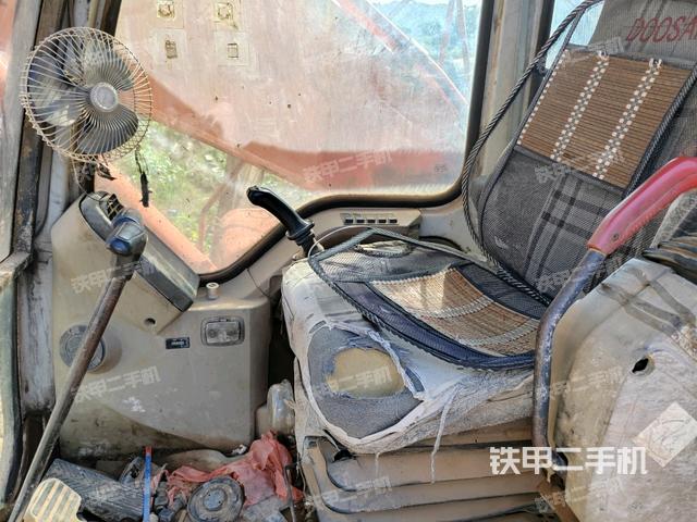 行走控制手柄和踏板 俯拍(驾驶室部分) 行走控制手柄和踏板 俯拍(驾驶室部分)