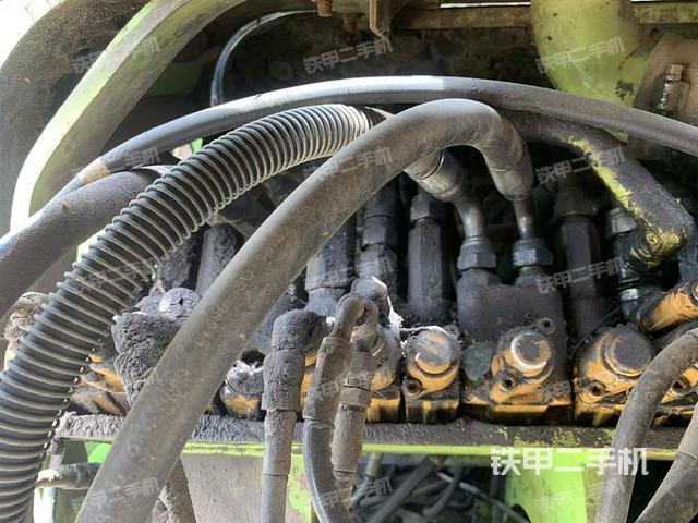 回转马达和主控阀(整机外观) 回转马达和主控阀(整机外观)