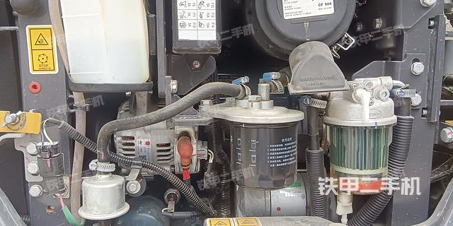 液压泵舱室正面整体（整机外观）