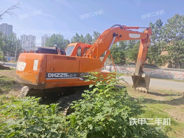 斗山DH225LC-7挖掘机的设备实拍-第2张实拍照片
