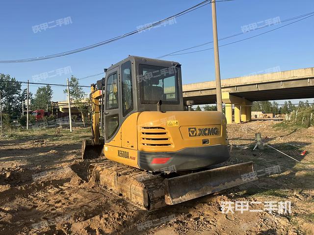 駕駛室整體(整機(jī)外觀) 駕駛室整體(整機(jī)外觀)