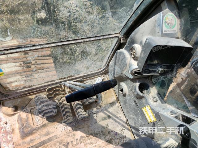 行走控制手柄和踏板?俯拍(駕駛室部分) 行走控制手柄和踏板?俯拍(駕駛室部分)