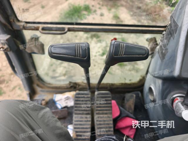 行走控制手柄和踏板?俯拍（駕駛室部分）