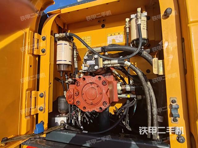 液壓泵艙室正面整體(整機外觀) 液壓泵艙室正面整體(整機外觀)