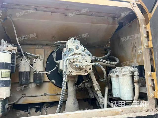 液壓泵艙室正面整體(整機(jī)外觀) 液壓泵艙室正面整體(整機(jī)外觀)