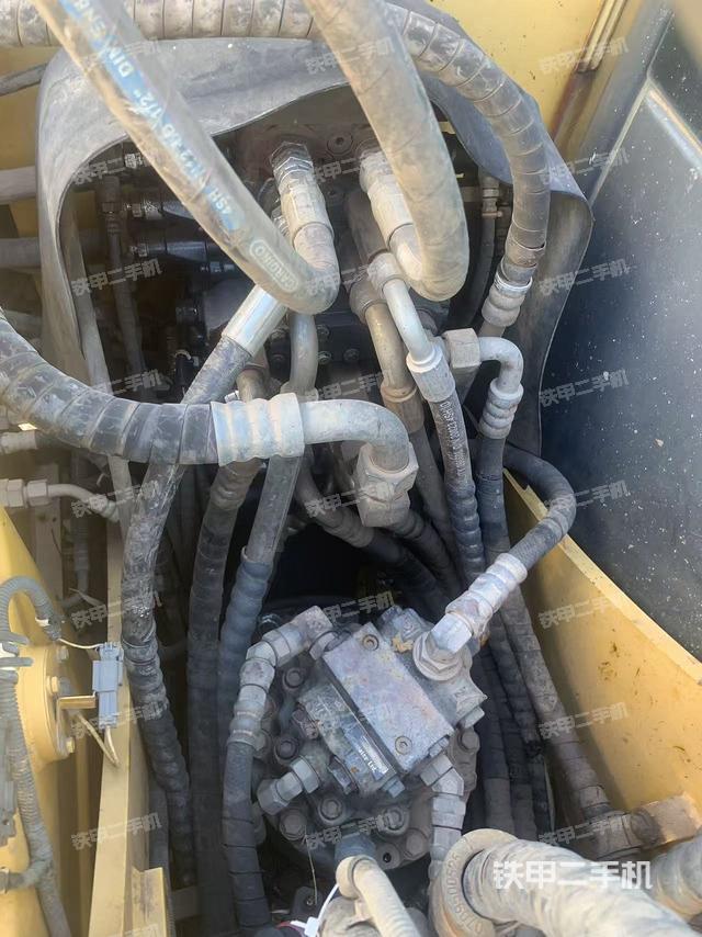 回转马达和主控阀(整机外观) 回转马达和主控阀(整机外观)