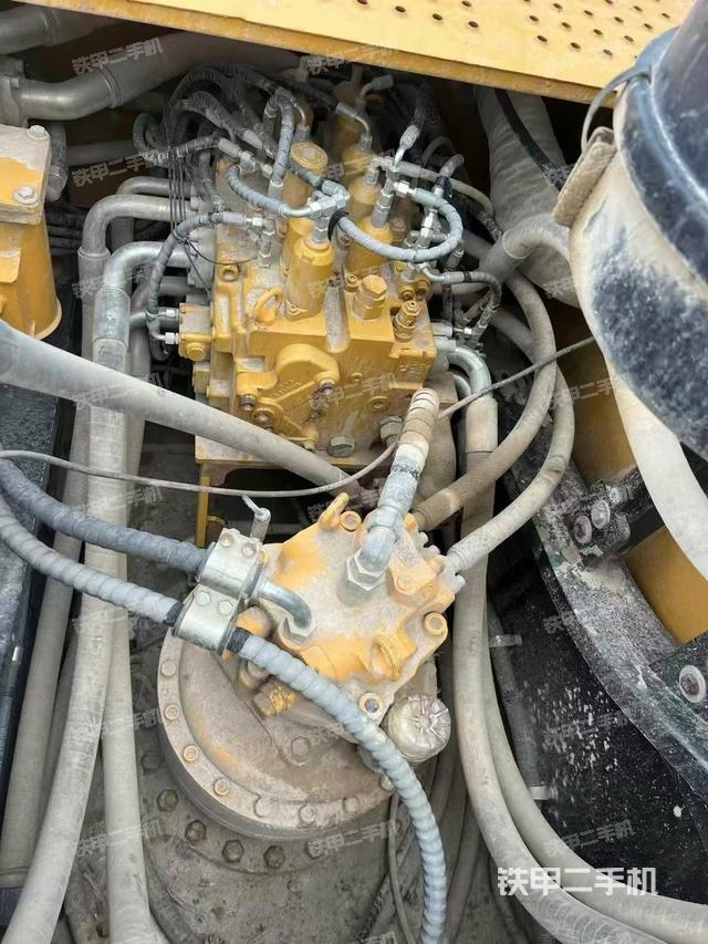 回轉(zhuǎn)馬達(dá)和主控閥(整機(jī)外觀) 回轉(zhuǎn)馬達(dá)和主控閥(整機(jī)外觀)