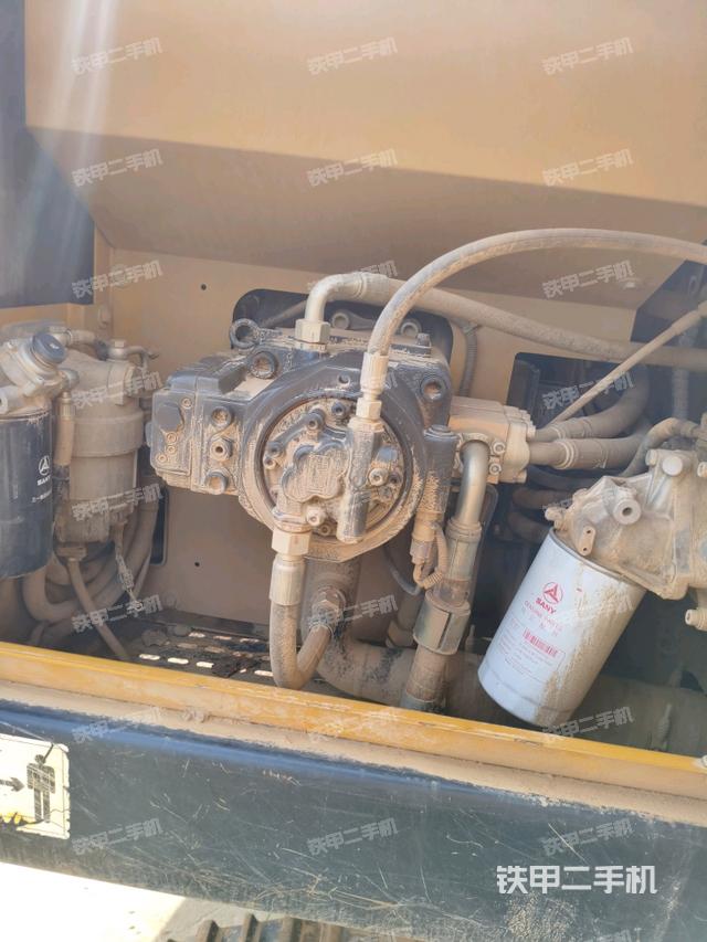 液壓泵艙室正面整體(整機(jī)外觀) 液壓泵艙室正面整體(整機(jī)外觀)