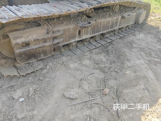 單側(cè)履帶整體(整機(jī)外觀) 單側(cè)履帶整體(整機(jī)外觀)