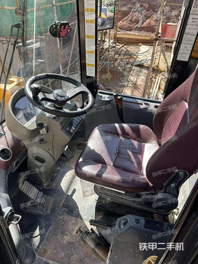 駕駛室工作臺(tái)(整機(jī)外觀及大件) 駕駛室工作臺(tái)(整機(jī)外觀及大件)