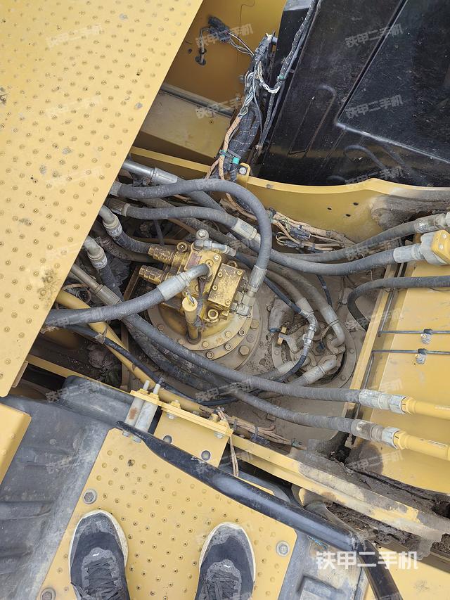 回转马达和主控阀（整机外观）