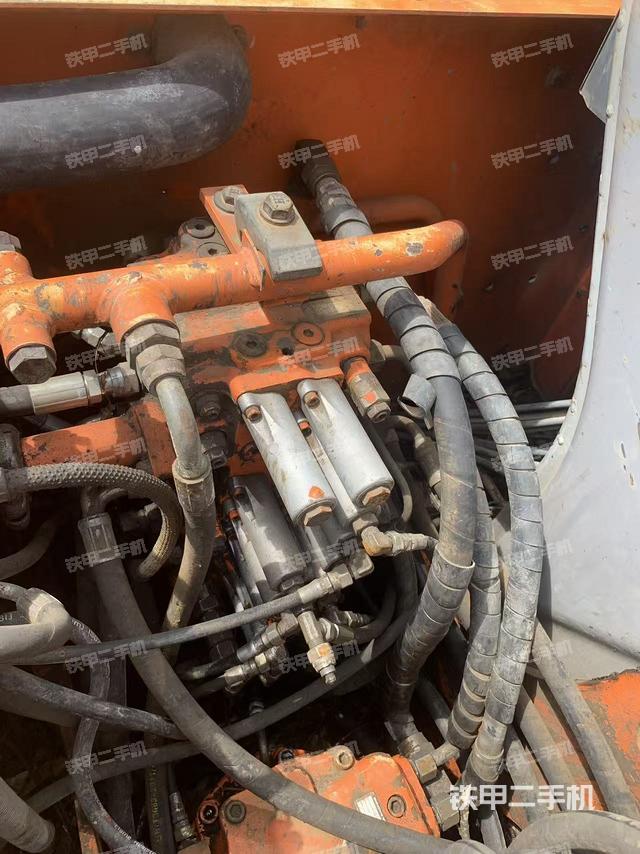 回转马达和主控阀(整机外观) 回转马达和主控阀(整机外观)