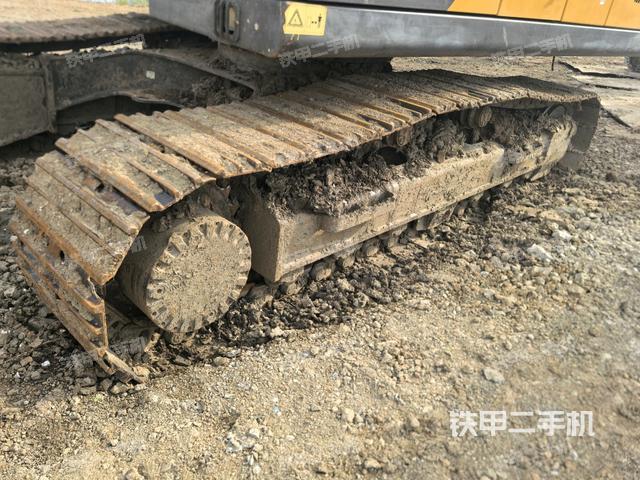 單側(cè)履帶整體(整機(jī)外觀) 單側(cè)履帶整體(整機(jī)外觀)
